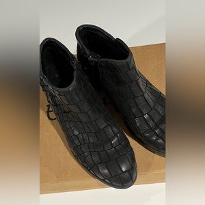 ETHEM Women boots.size 39. Color black.